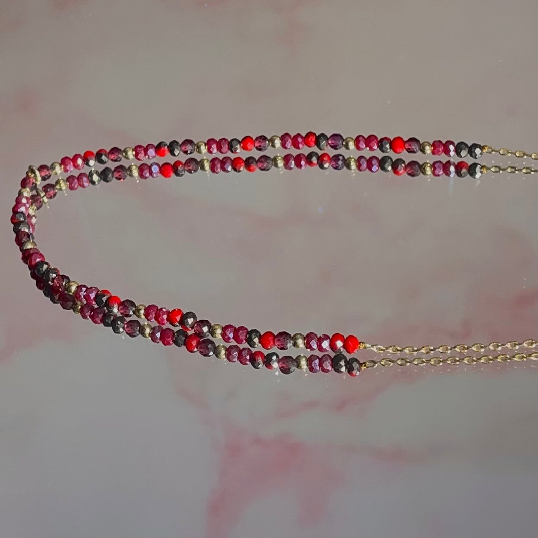 Collar de piedras rojas